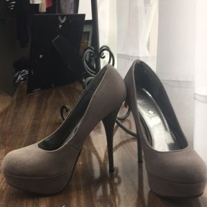 Grey platform pumps